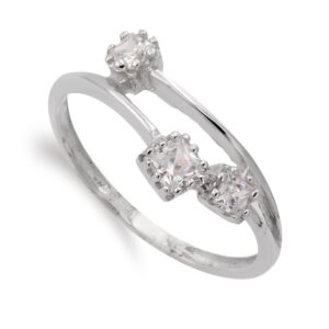 18K SORTIJA ORO BLANCO Y TRES CIRCONITAS CUADRADAS. ANCHO CUERPO 1.8 MM