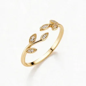 Anillo con símbolo sagrado de plata de ley con circonitas blancas – acabado dorado