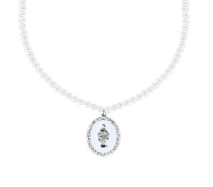 Collar de la Virgen Milagrosa de latón con perlas, esmalte blanco y circonitas – acabado en rodio