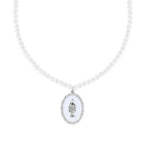 Collar de la Virgen Milagrosa de latón con perlas, esmalte blanco y circonitas – acabado en rodio