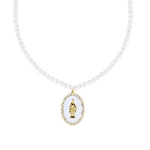 Collar de la Virgen Milagrosa de latón con perlas, esmalte blanco y circonitas – chapado en oro de 18 quilates